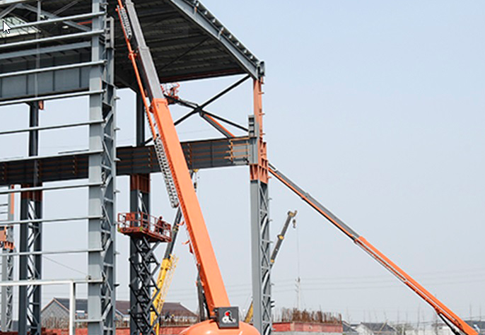 直臂式升降机应用于高空厂房建设，工程建设